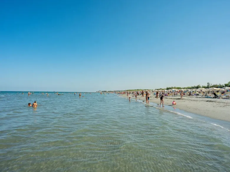 Sfeerbeeld strand bij Roan camping Adriano Family Collection.