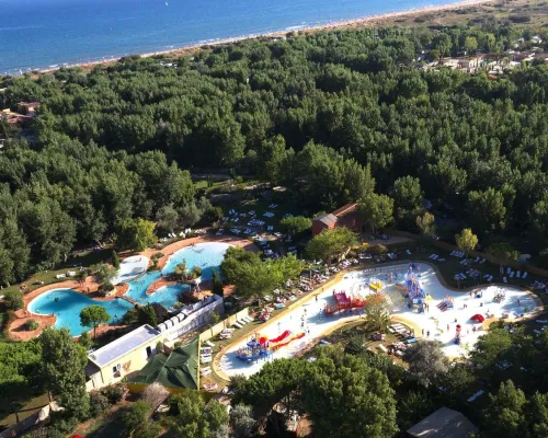 Het zwembadcomplex bij Roan camping Serignan Plage.