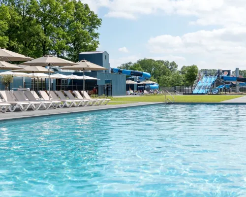 Verwarmd buiten zwembad met 4 waterglijbanen op Roan camping De Twee Bruggen.