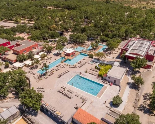 Overzicht zwembaden bij Roan camping Aluna Vacances.