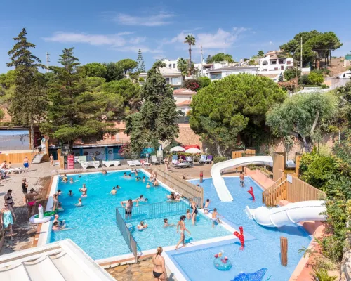 Overzicht zwembad op Roan camping Cala Canyelles.