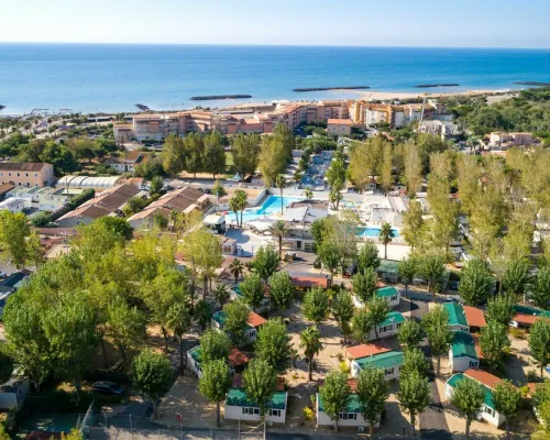 Overzicht accommodaties en zwemcomplex bij Roan camping Le Napoléon