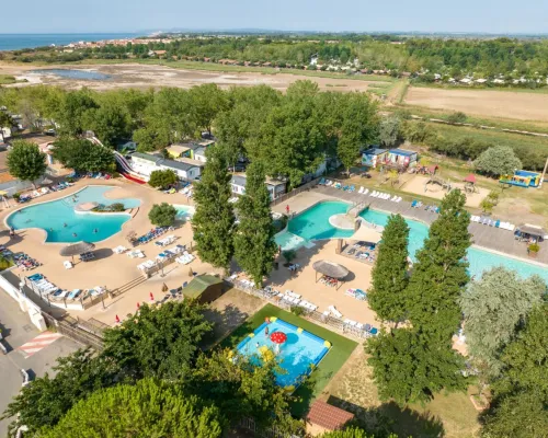 Zwembaden op  Roan camping Méditerranée Plage.