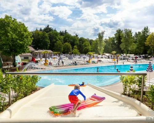 De glijbaan van Roan camping hu Birkelt village.