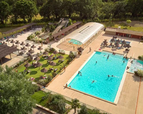 Overzichtsfoto van het zwembad op Roan camping Verdon Parc.