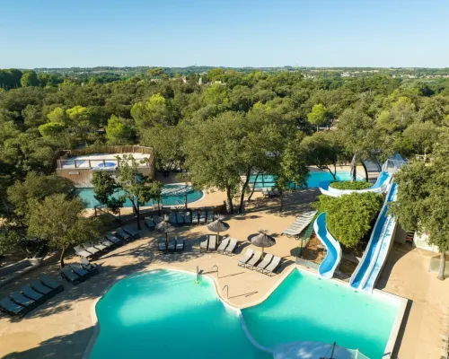 Een overzichtsfoto van het zwembad op Roan camping Domaine de Massereau.