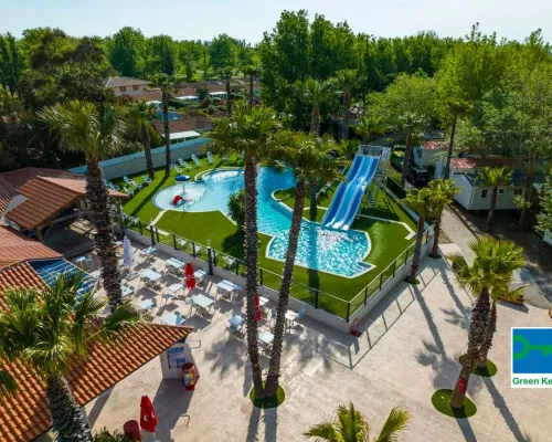 Zwembad en terras bij Roan camping Les Sablines.