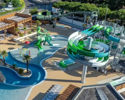 Vernieuwd zwembad met gave glijbanen en waterspeeltuin op camping Le Domaine du Clarys.
