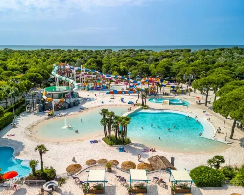 Overzicht zwembadcomplex van Roan camping Union Lido Mare.
