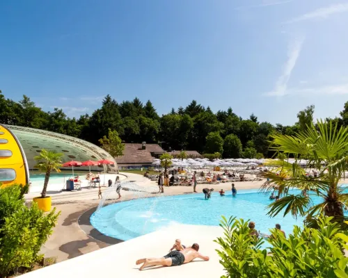 De glijbaan van Roan camping hu Birkelt village.