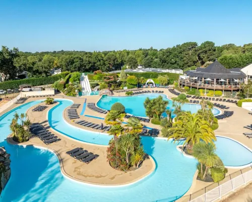 Het mooie zwembad van Roan camping La Grande Métairie.