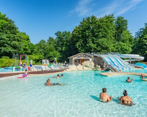 Overzicht zwembad van Roan camping de Bonnal.