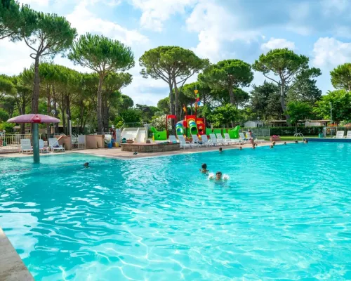 Zwembad met ligbedden op Roan camping Del Forte.