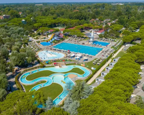 Overzicht van de zwembaden op Roan camping Marina Julia Camping Village.