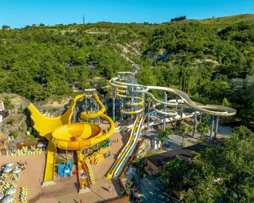 De spectaculaire glijbanen op Roan camping Le Pommier.