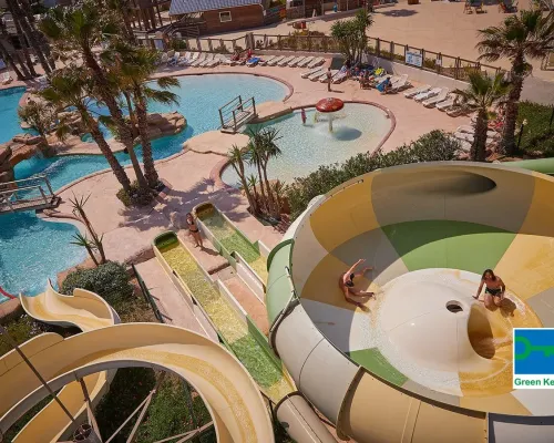 Meerdere leuke glijbanen met tornado glijbaan op Roan camping Le Petit Mousse.