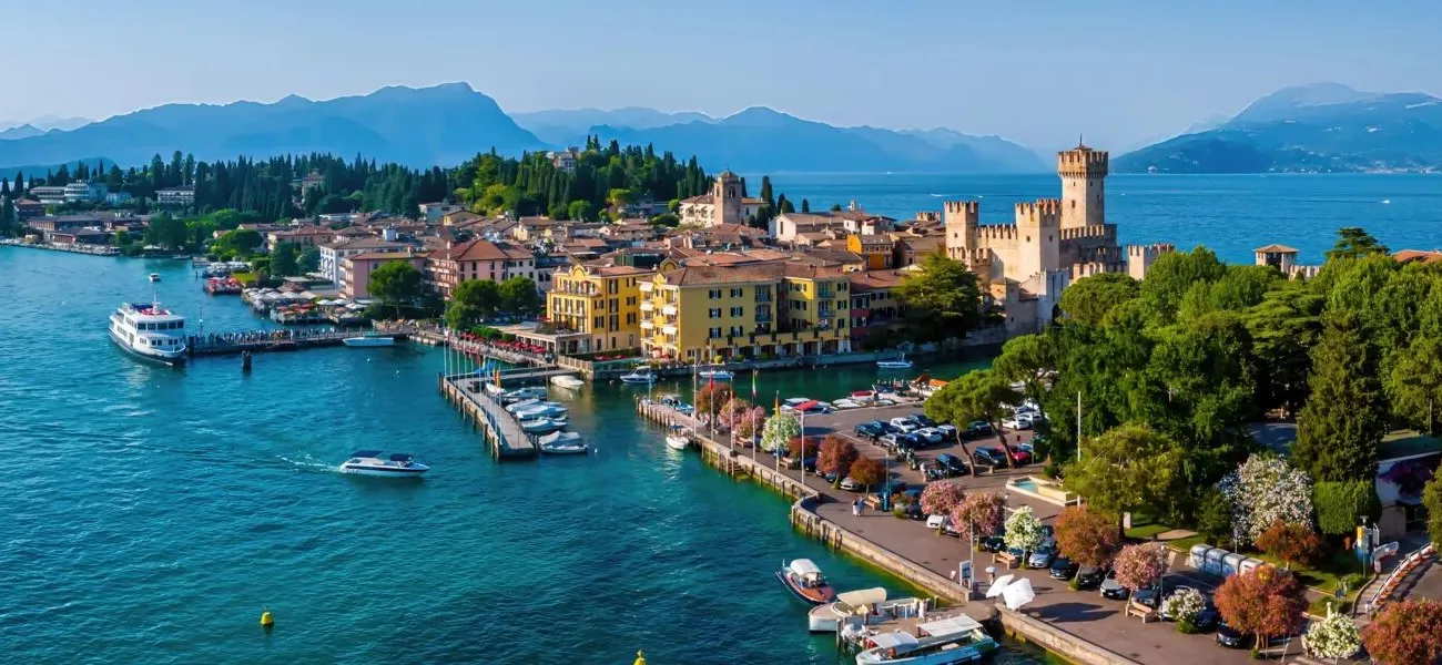 Luchtfoto van het schilderachtige Sirmione aan het Gardameer.