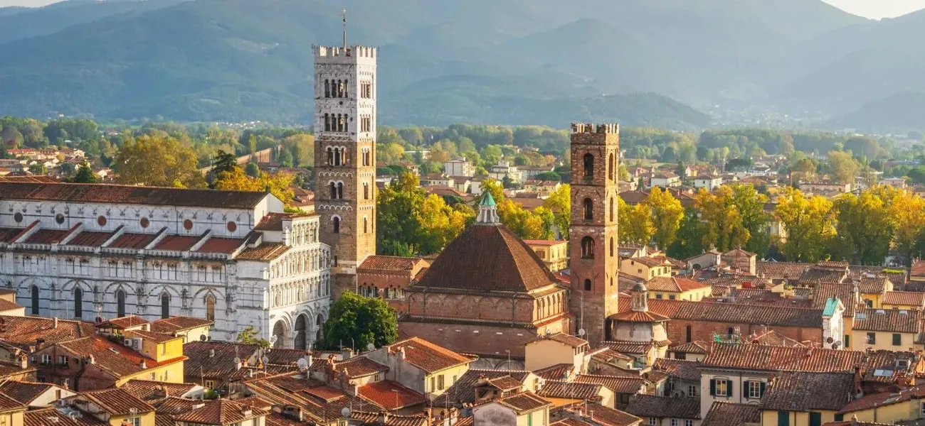 Panoramisch uitzicht op Lucca en de San Michele kerk.