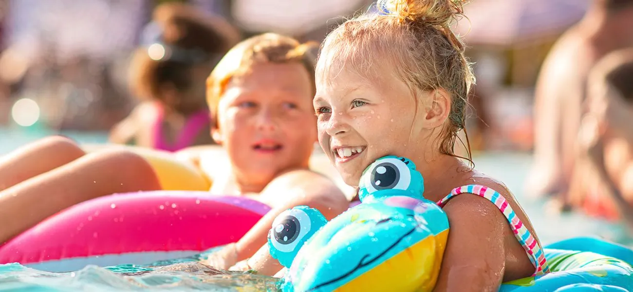 Kinderen in het zwembad op een Roan camping.