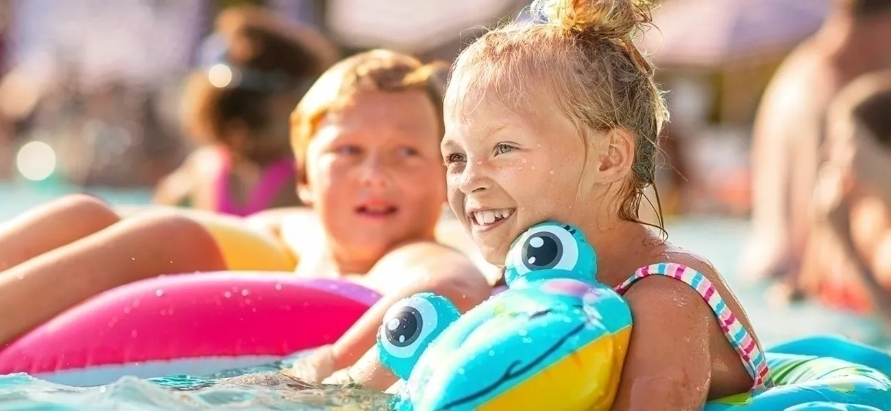 Kinderen aan het genieten in zwembad van een Roan camping.