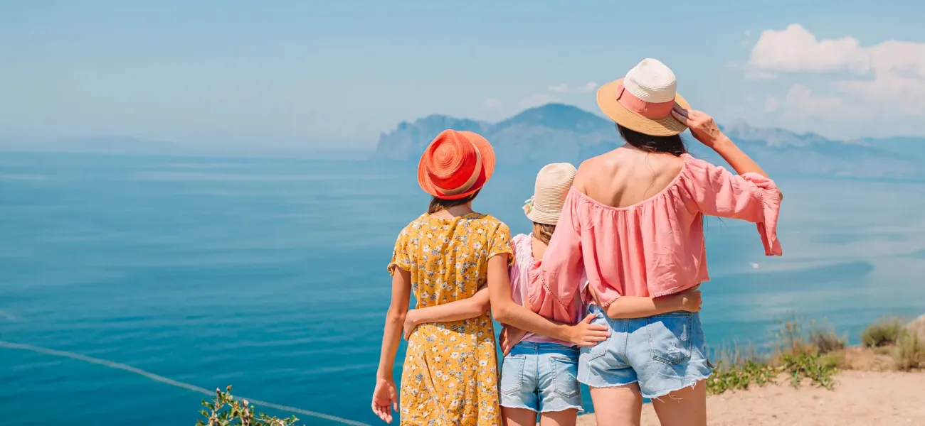 Vakantiegangers kijken uit op zee vlakbij een Roan camping.