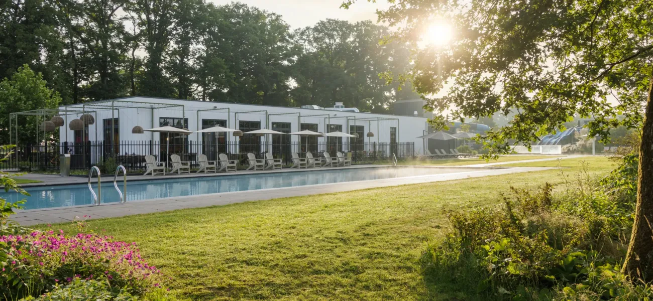 Het luxe buitenzwembad en de wellnessfaciliteiten van Camping De Twee Bruggen.