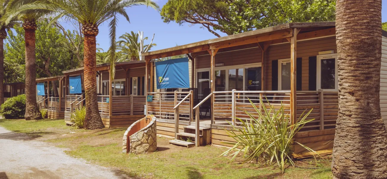 De premium lounge stacaravan van Roan.