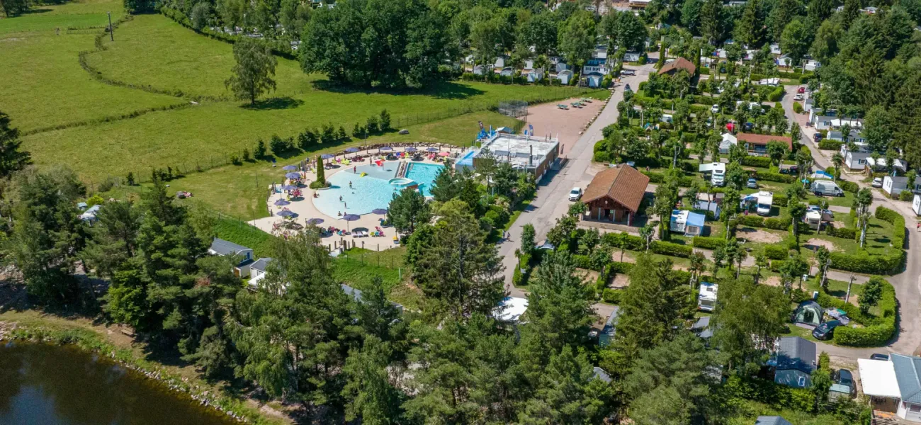 De indrukwekkende natuur gelegen om camping Domaine des Bans.