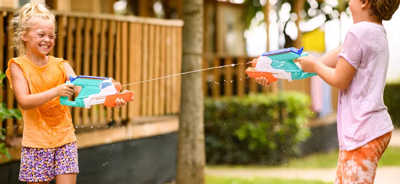 Kinderen spelen op de Roan camping in Frankrijk.