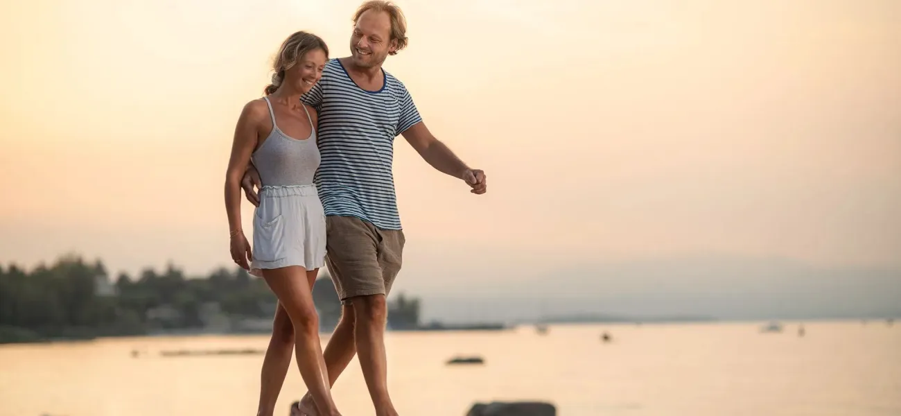 Wandelen over het strand.