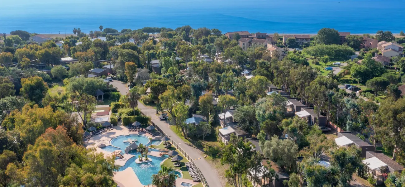 luchtfoto van camping Arinella Bianca in Corsica.