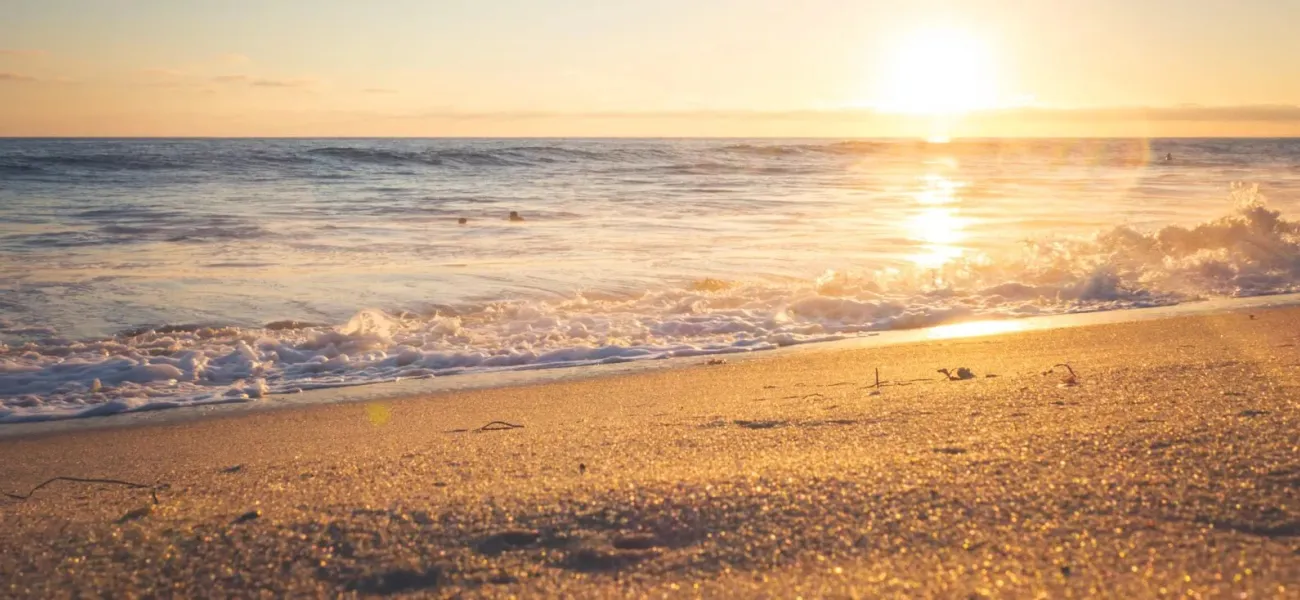 Ondergaande zon vlakbij de Roan campings bij Riccione.