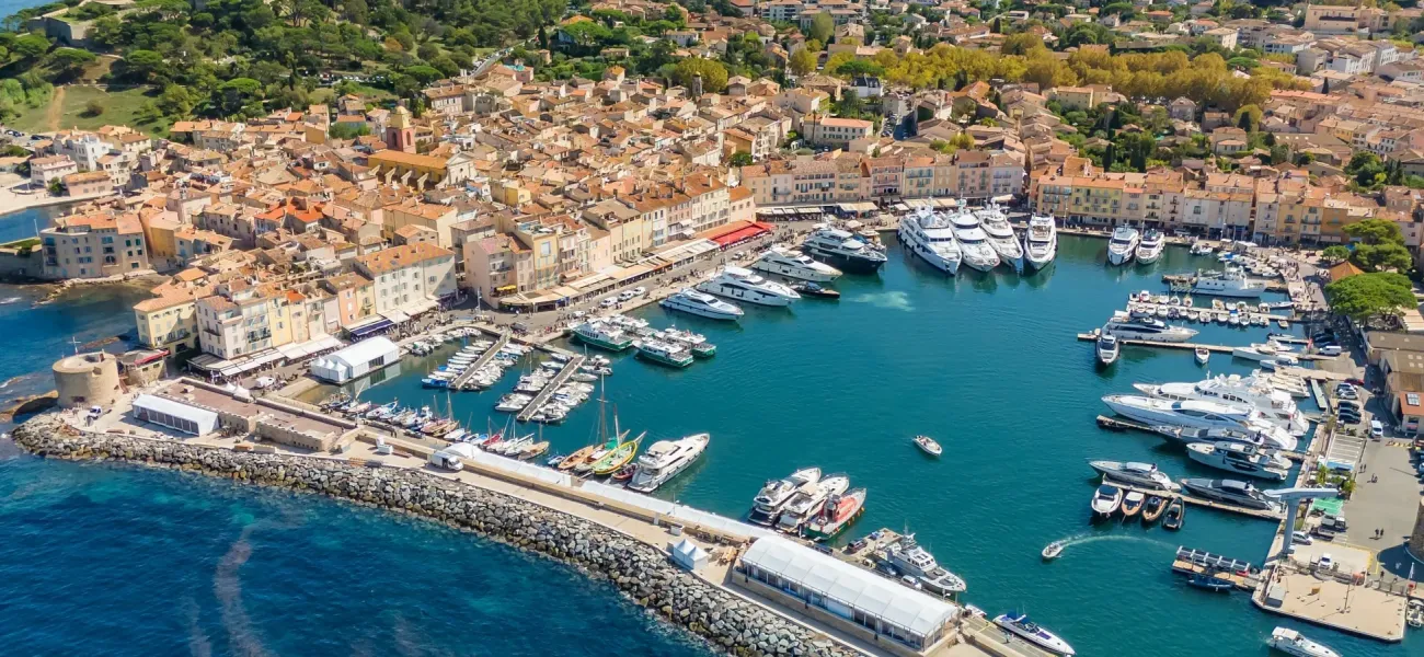 Luchtfoto van Saint-Tropez aan de Cote d'Azur in het departement Alpes-Maritimes.