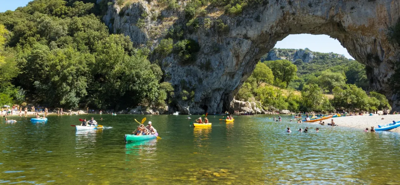 De door natuur gevormde brug de Pont-d’Arc vlakbij Roan campings in de Ardèche.