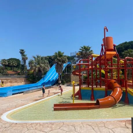 Idyllische smalle straatjes met op elke hoek gezellige terrasjes