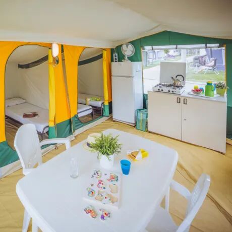 In een bungalowtent met last minute korting
